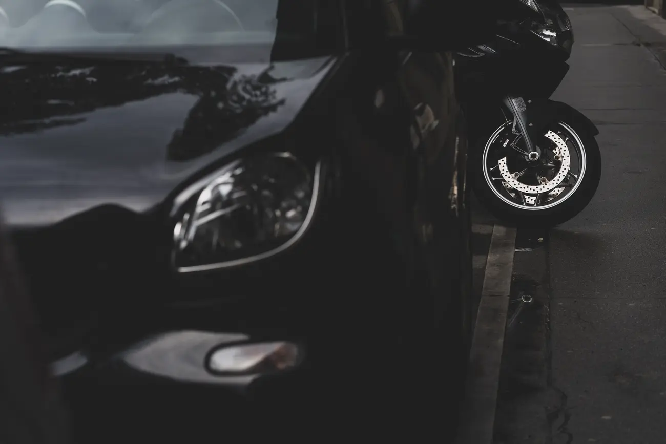 Co wybrać: kurs kat A czy kurs kat B? 1 parked black car and motorcycle 2023 11 27 05 28 46 utc